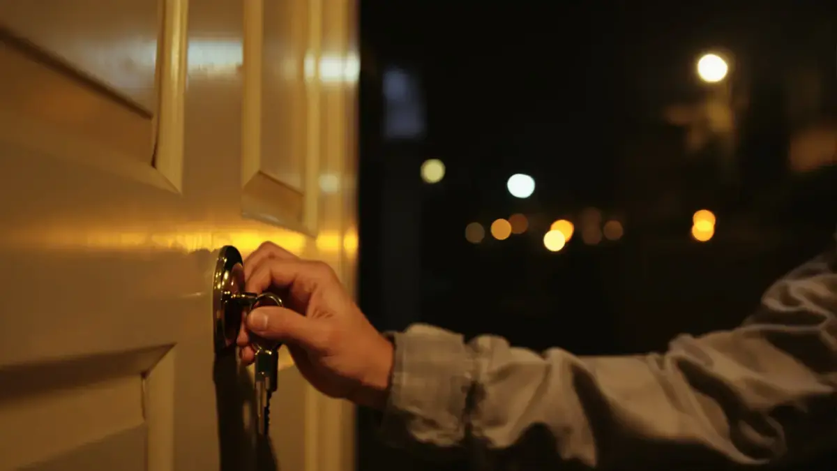 Waarom u uw sleutels ’s nachts nooit in het slot zou moeten laten zitten